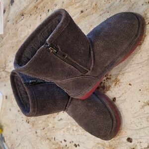 Bearpaw toddler size 8 boots
